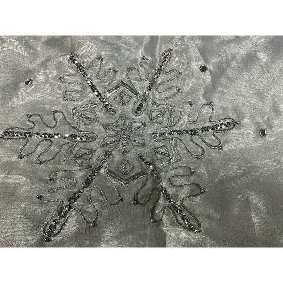 Santas Best Tree Skirt Silver Beautiful Snowflake Detailing Made in India - Picture 14 of 16